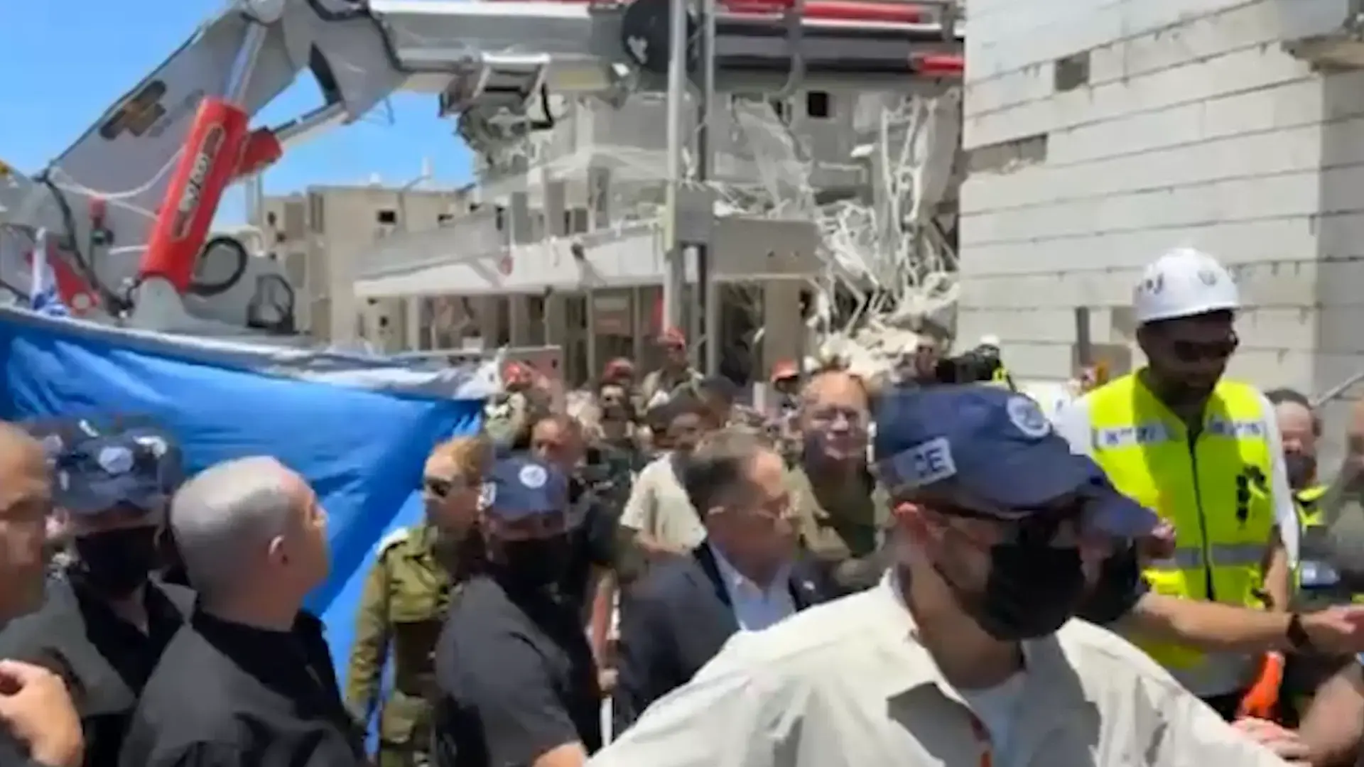 הרס של עשרות מבנים, ונעדרת אחת: ניסיונות החילוץ בזירת הנפילה בבת-ים