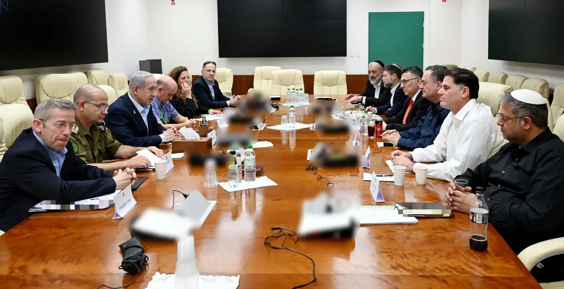 הכיסא הריק סביב השולחן: המחיר האזרחי של הדרת נשים ממוקדי ההכרעה