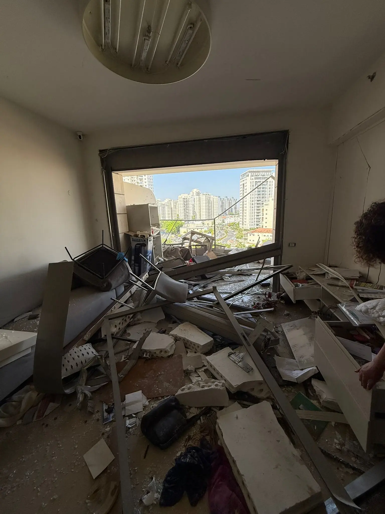 "הבית קרס, והלב יחד איתו": סיפורם של מפוני המרכז