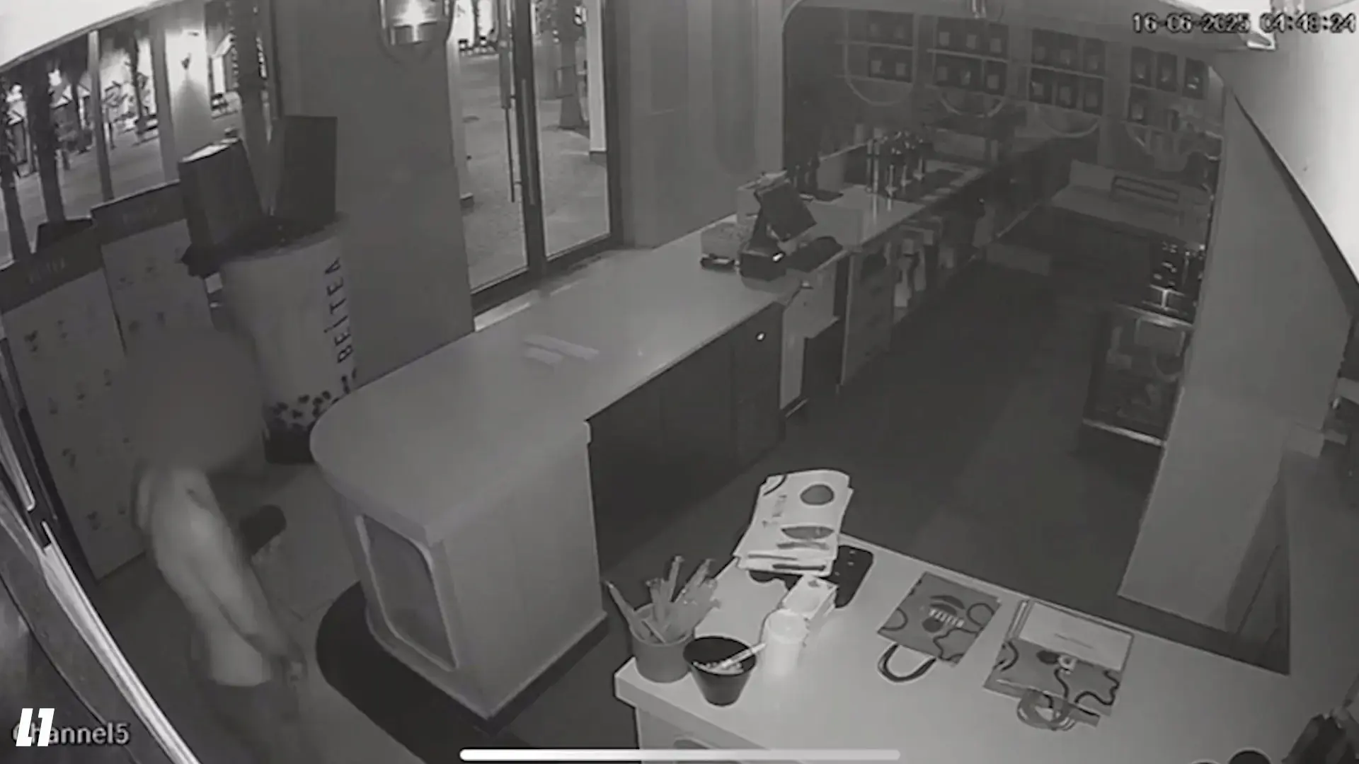 "הלב שלנו שבור": ניצל את פגיעת הטיל האיראני - ופרץ לעסק שניזוק מההדף