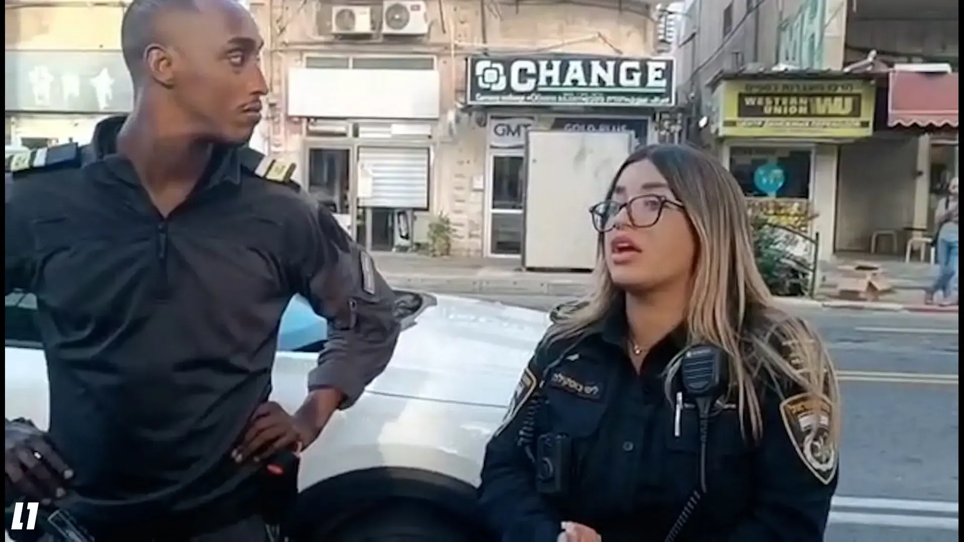 השוטרת שאוסרת על חולצות "לעצור את המלחמה" - בתו החורגת של קצין בכיר המואשם בתקיפת מפגינים