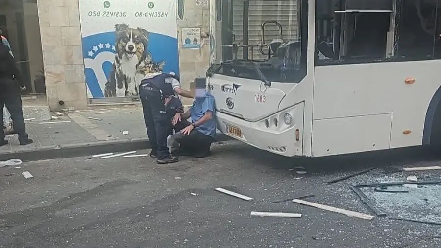 נהג האוטובוס הוריד את הנוסעים בגלל האזעקה ונפצע מההדף