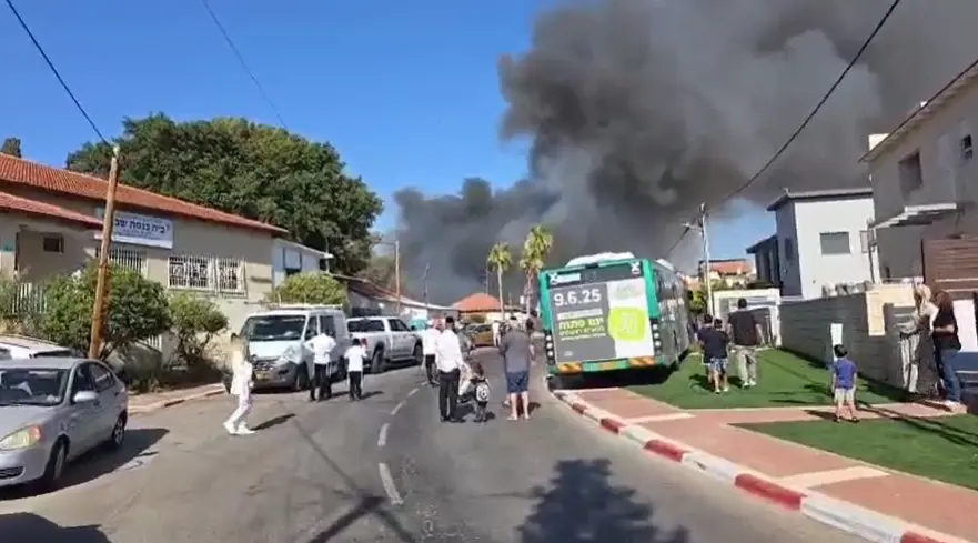 שריפה משתוללת בנס ציונה, האש התפשטה לבתי המגורים | תיעוד