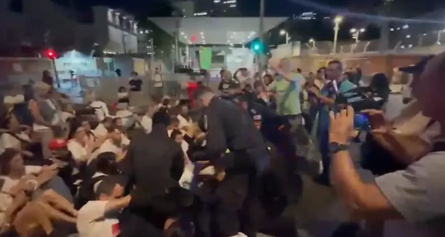 אמהות ללוחמים קראו לסיים את המלחמה - ופונו באלימות | תיעוד