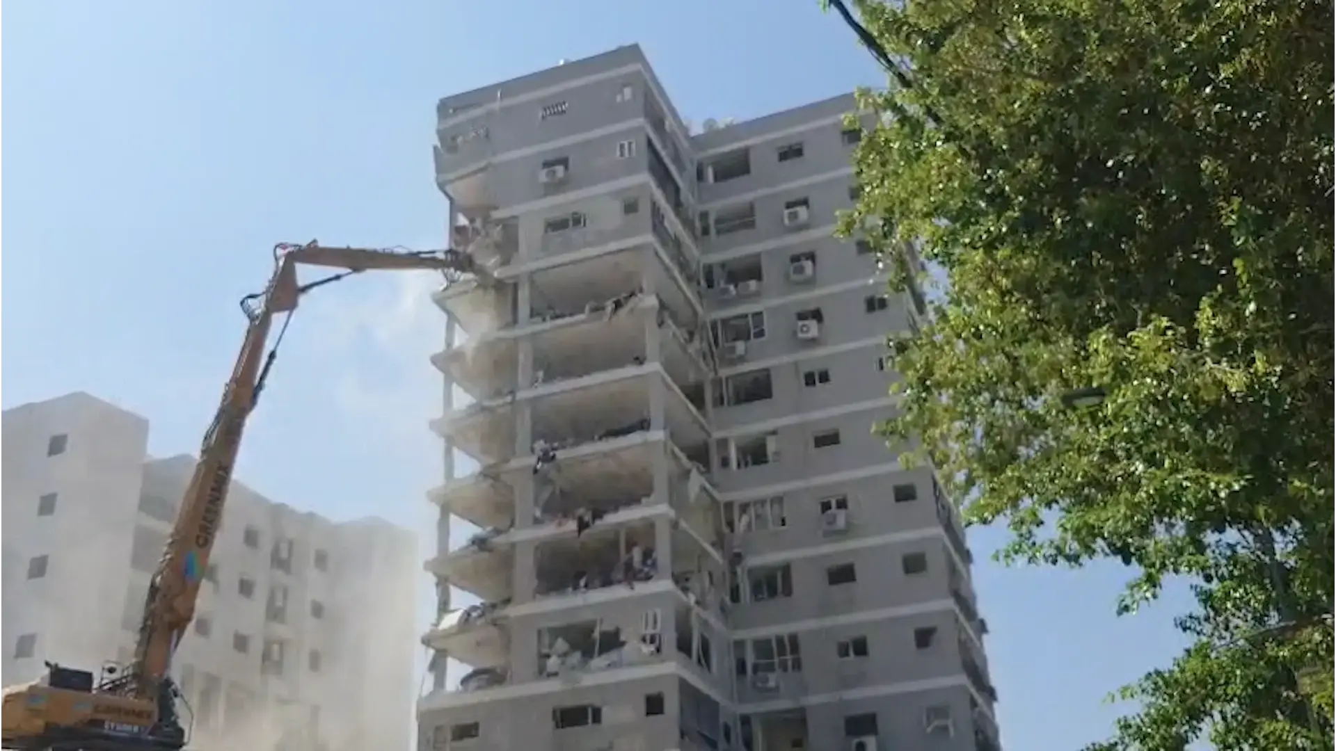 "תחושה של חורבן": הבניין בבת ים שנפגע מהטיל האיראני נהרס