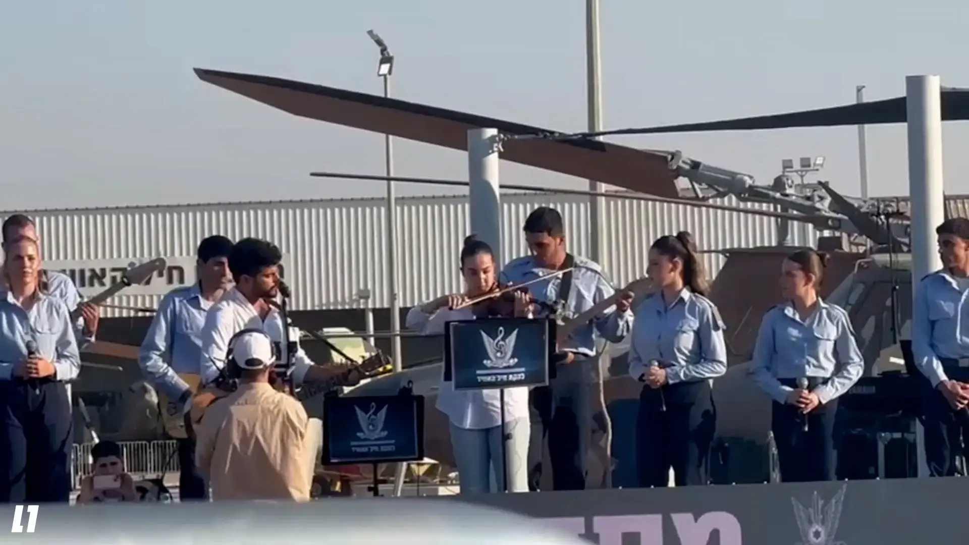 שורדת השבי אגם ברגר ניגנה בטקס סיום קורס טיס | תיעוד