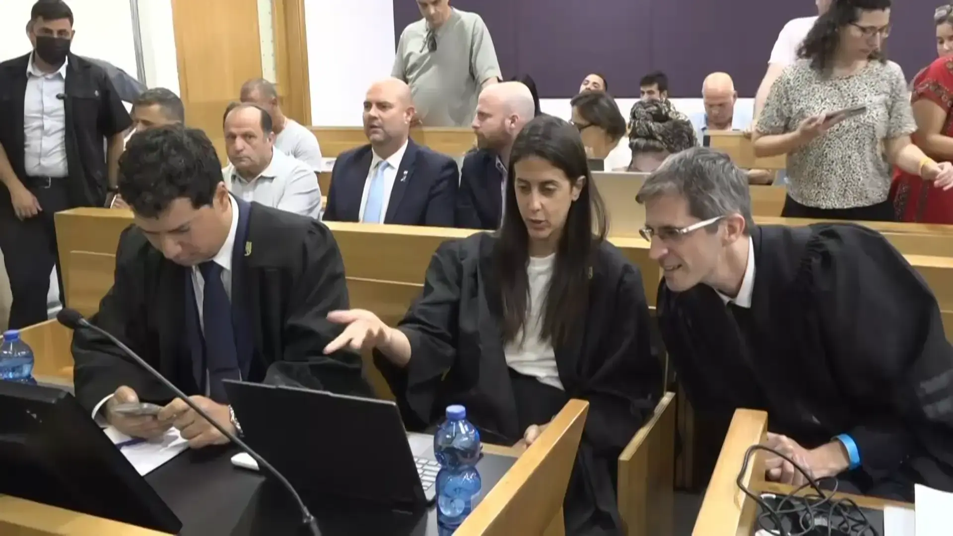 התובע: "ניסית שמוזס לא יתרגז"; רה"מ: "נתתי לו נבוט על הראש!" | משפט נתניהו