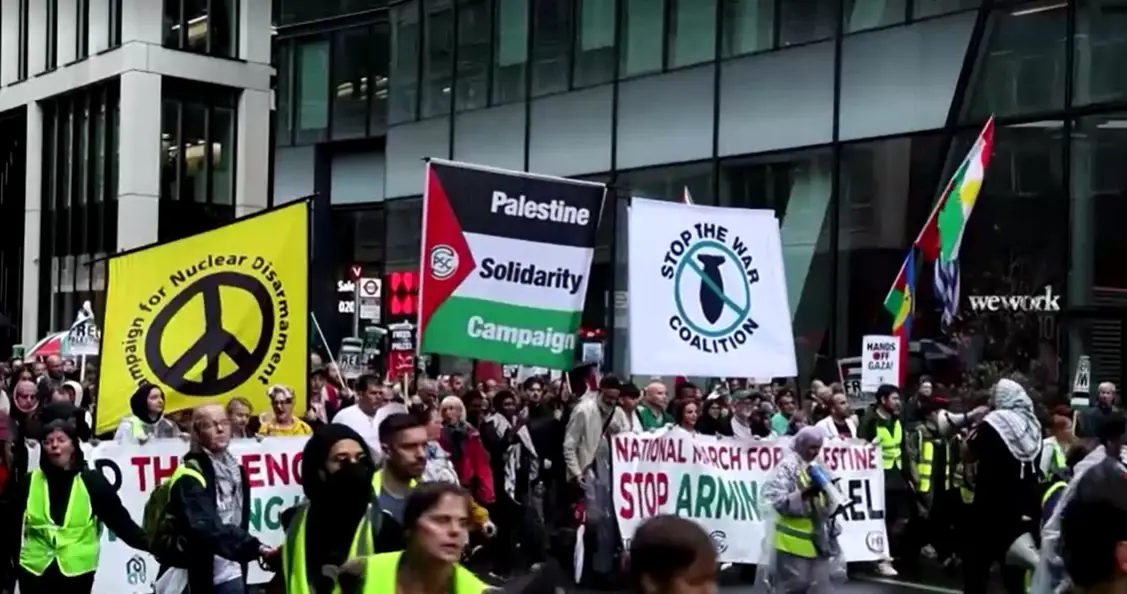 מדבקת חרם על תפוחי אדמה מישראל בחנות של מרקס אנד ספנסר בבריטניה; הרשת פתחה בחקירה