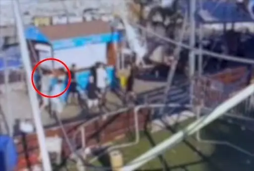 אלימות בטיילת: בן 14 הסתער עם קרש על נער אחר - ופצע אותו קשה | תיעוד