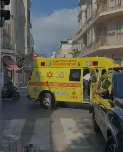 כמעט אסון בלב תל אביב: הנהג איבד הכרה, הרכב המשיך לנסוע