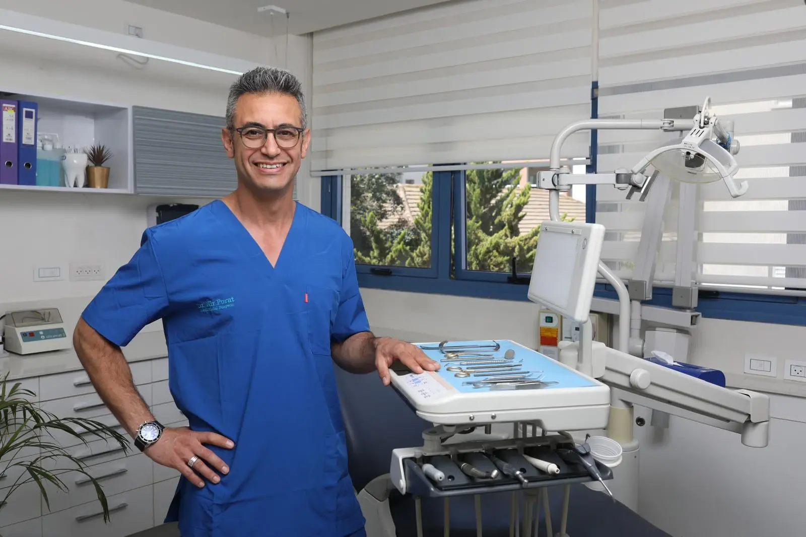 "זה לא הגיל – זו הגישה": שתלים לשיניים משנים חיים גם בגיל השלישי