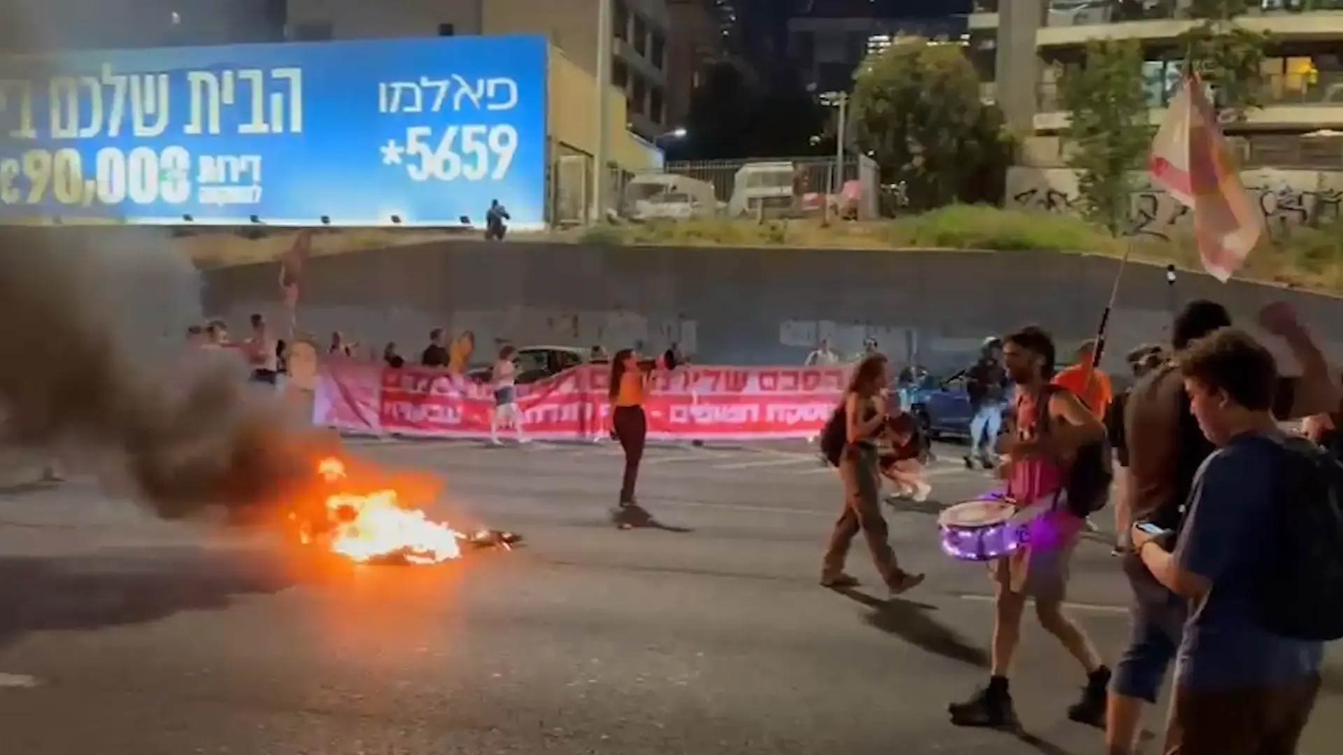 "עופו מפה": שוטרים התעמתו עם משפחות החטופים בכניסה לשערי בסיס הקריה