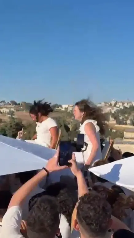 "עומדת מול הכותל בלבן – ומרגישה שייכת"