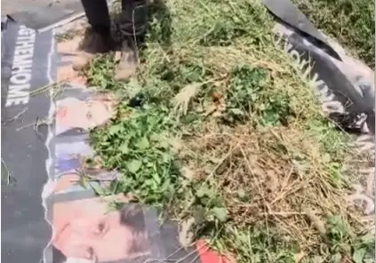 "שימוש מבזה": עובדי קבלן בחיפה השתמשו בכרזה למען החטופים כמשטח לאיסוף פסולת