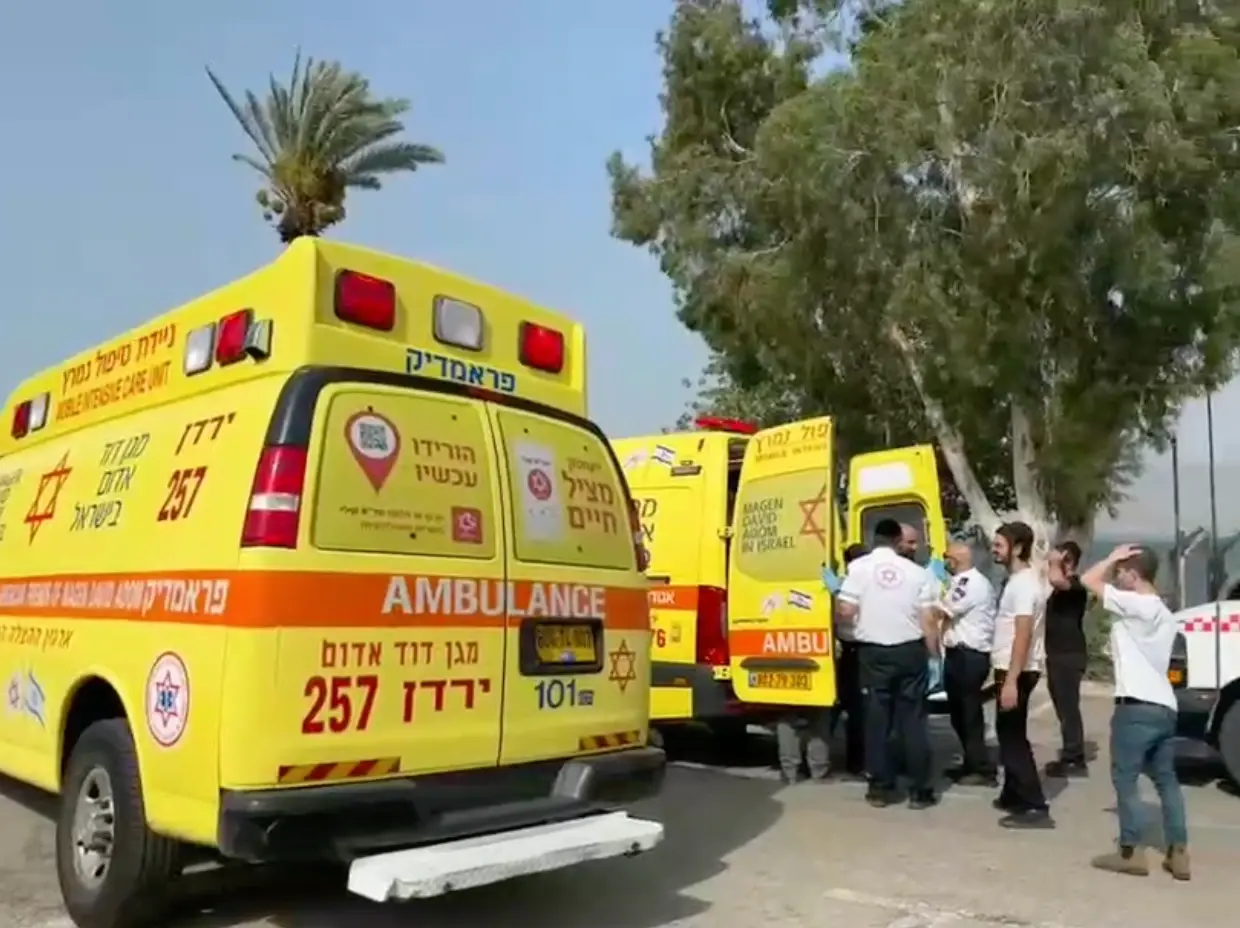 משאית התהפכה במחלף שער הגיא וגרמה לעומסי תנועה כבדים, בת 17 נפצעה בינוני