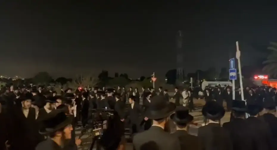 במחאה על מעצר תלמידי ישיבה: המוני מפגינים מחוץ לכלא הצבאי בבית ליד