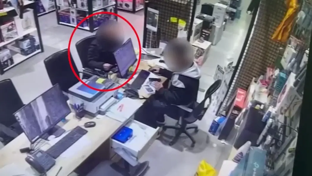 התחזה לעובד ביטוח לאומי, נכנס לדירת קשישה בת 80 - וגנב את חסכונותיה