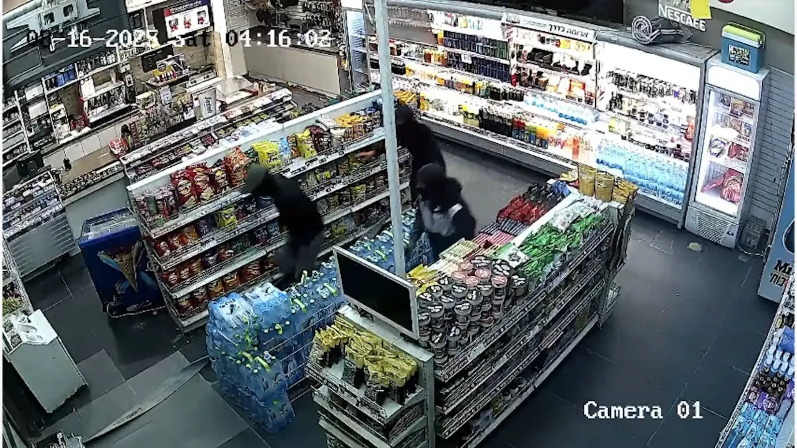 באמצעות מכשיר מיוחד: רעולי פנים עקרו ממקומה כספת בתחנת דלק - ונמלטו