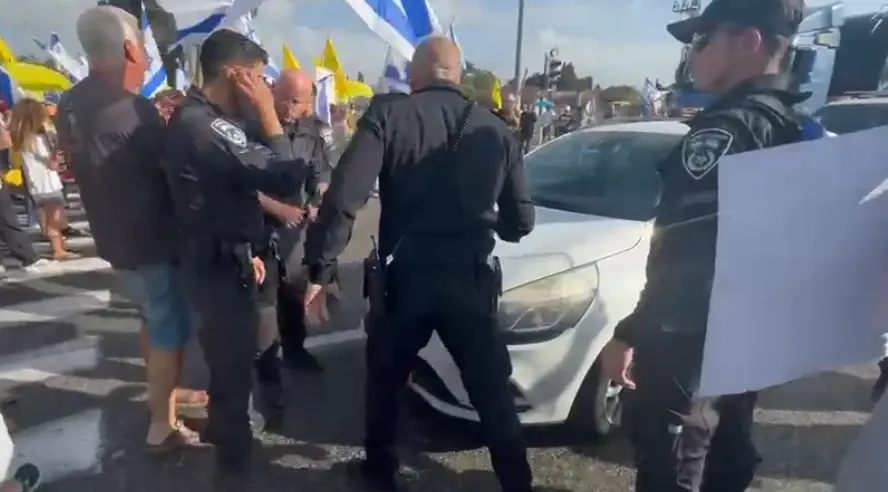 מופצצים על ידי חיל האוויר: המיצג הדרמטי במחאה למען החטופים