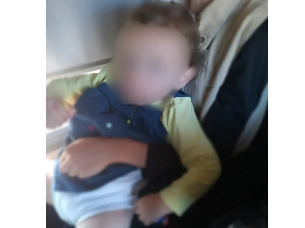 תינוקת נשכחה בתחנת אוטובוס באזור מירון, והושבה על ידי המשטרה להוריה