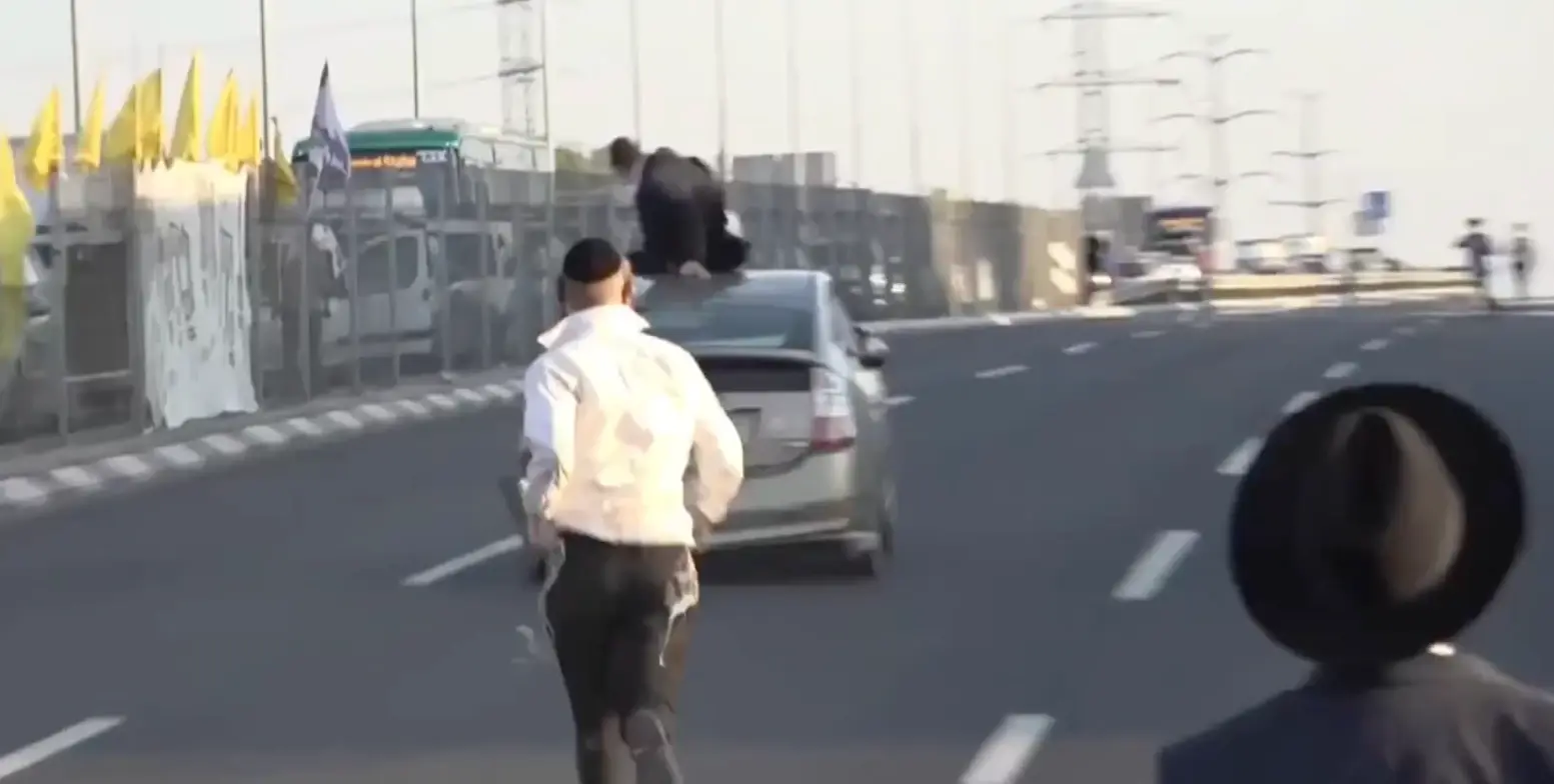 לאחר שהקים דוכן בלב בני ברק: פעיל למען חזרה בשאלה הותקף ע"י חרדים - ונעצר