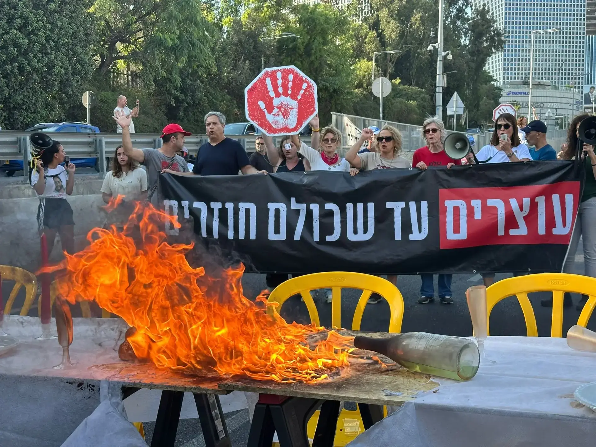 פעילי מחאה חסמו את כביש 1: "נתניהו תקע סכין בלב שלנו"