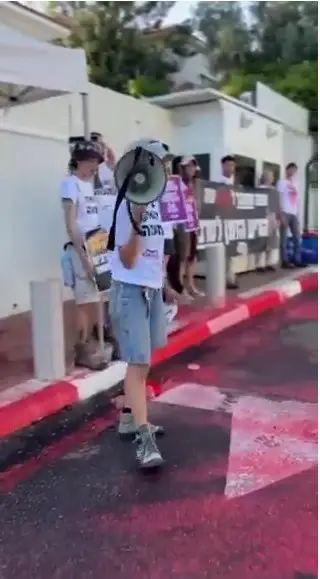פעילי מחאה שפכו "דם" מחוץ לבית הרמטכ"ל - נתניהו התייצב לצדו