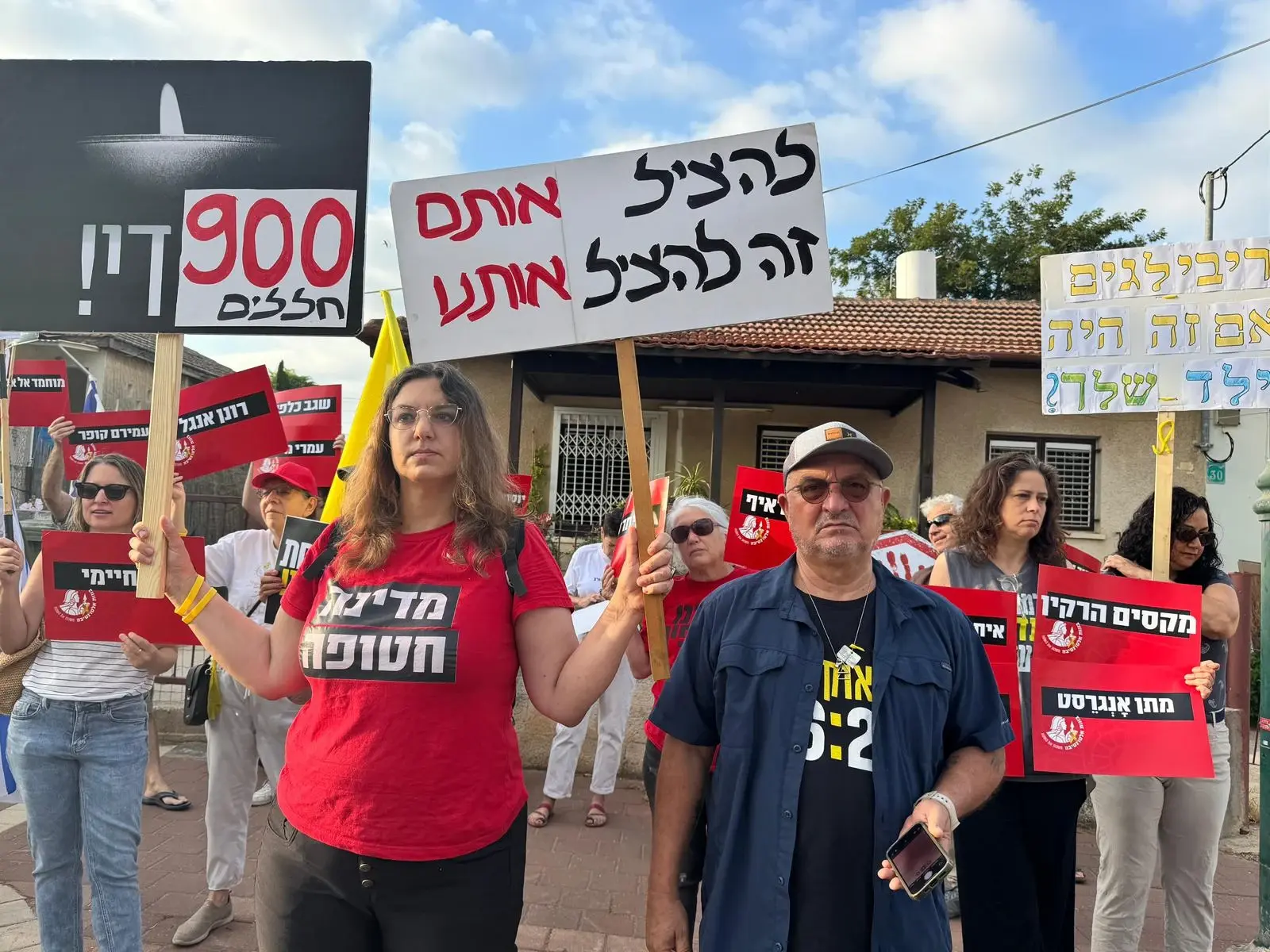 בני משפחות חטופים הפגינו מחוץ לבתיהם של שרים: "לא רוצים יותר 'הותר לפרסום'"