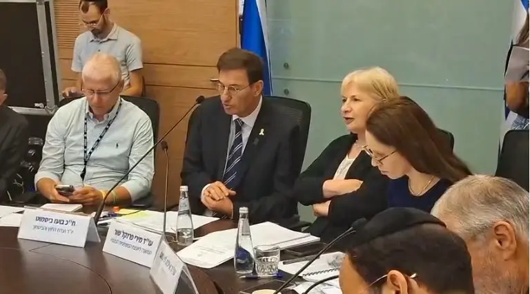 ביסמוט "התראיין" לעמית סגל ובן כספית. היה עדיף כבר לצפות בשעון של המיקרוגל