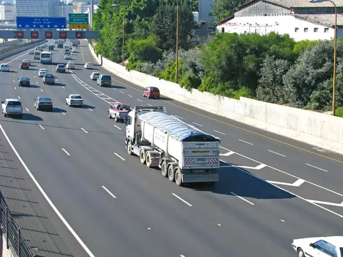 נהגי המשאיות: די להצעות החוק נגדנו