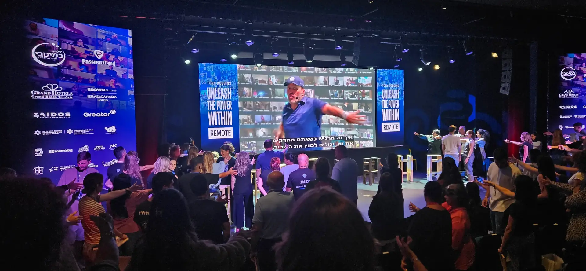 "הייתי בכלוב, 50 מטר באדמה והתרכזתי בטוב": המפגש המרגש בין החטוף לטוני רובינס