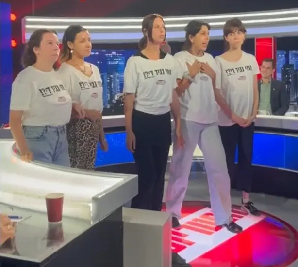 חמש מפגינות הכניסו לבועת אולפן 14 את העולם שבחוץ. לרגע אחד הכול התנפץ