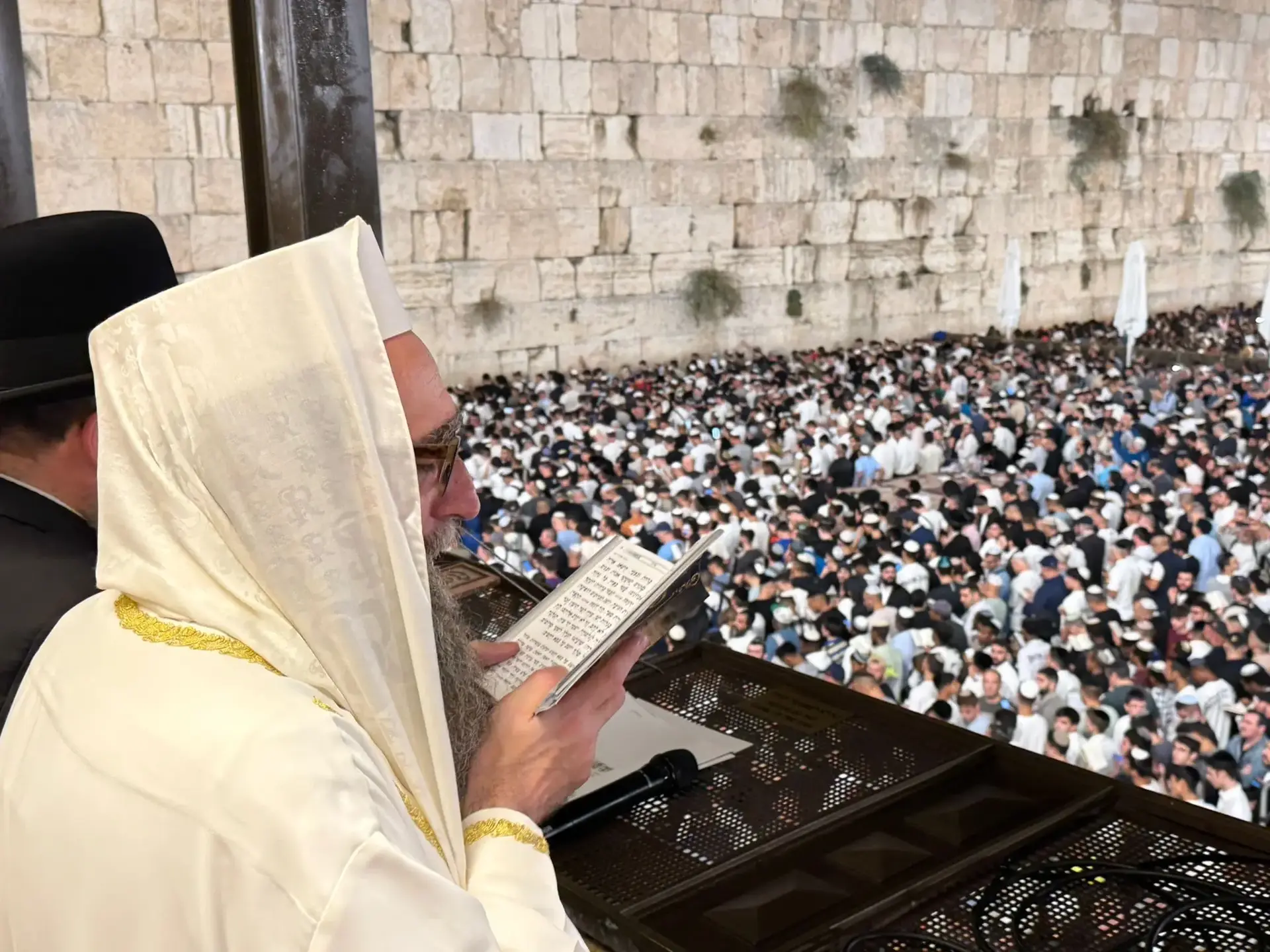 הרב פינטו במעמד היסטורי בכותל: סיום הזוהר העולמי בהשתתפות אלפים