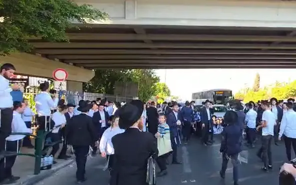 הפלג הירושלמי מפגין בבני ברק, כביש 4 נחסם לתנועה