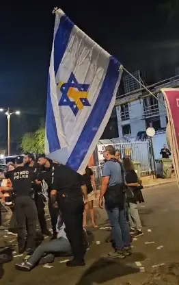שוטר מג"ב דחף את צלם וואלה ראובן קסטרו, שנפל ונפצע בהפגנה של הליכוד