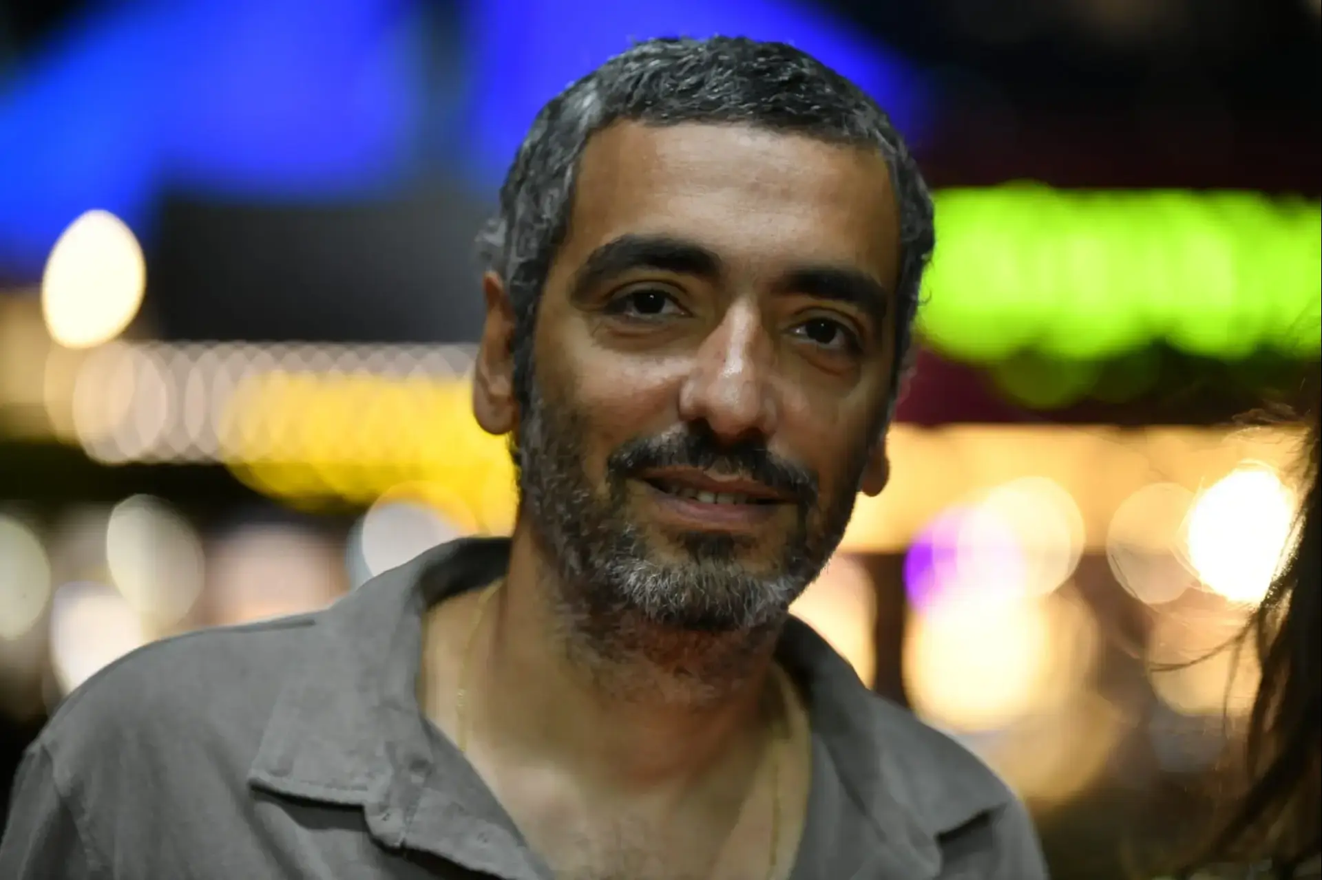 בכורה: דודו טסה מתפלל לריפוי בשיר הנושא של "חשבונות שמיים"