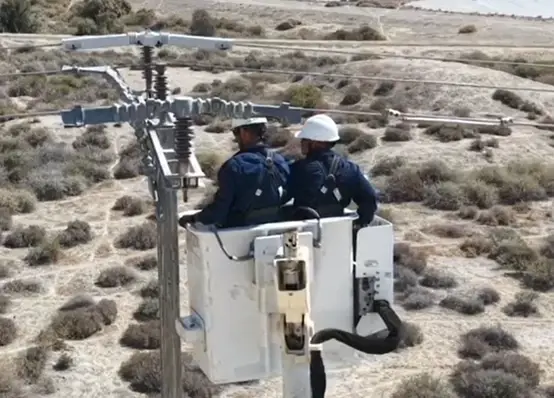 תעלומת הכדורים הצבעוניים: מה באמת התפקיד שלהם על חוטי החשמל?