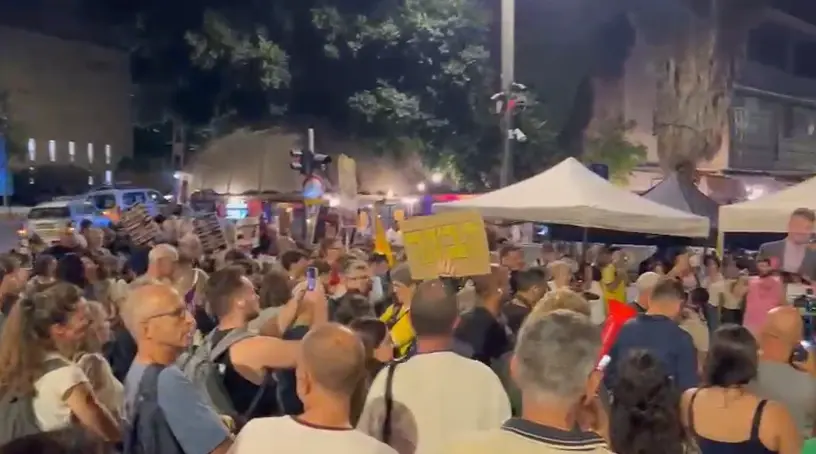 "מעמיד אותם בסכנת מוות": משפחות חטופים זועקות מחוץ למעון רה"מ