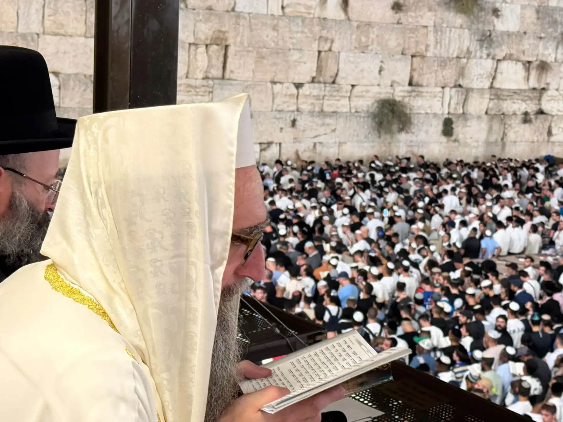 הרב פינטו הערב במעמד סיום הזוהר העולמי בכותל לצד רבבות משתתפים