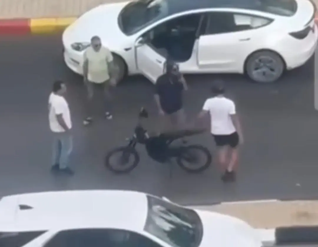 תקף עוברי אורח תוך שהוא משתולל וצועק: נהג טסלה נעצר לאחר שעורר פחד בהוד השרון