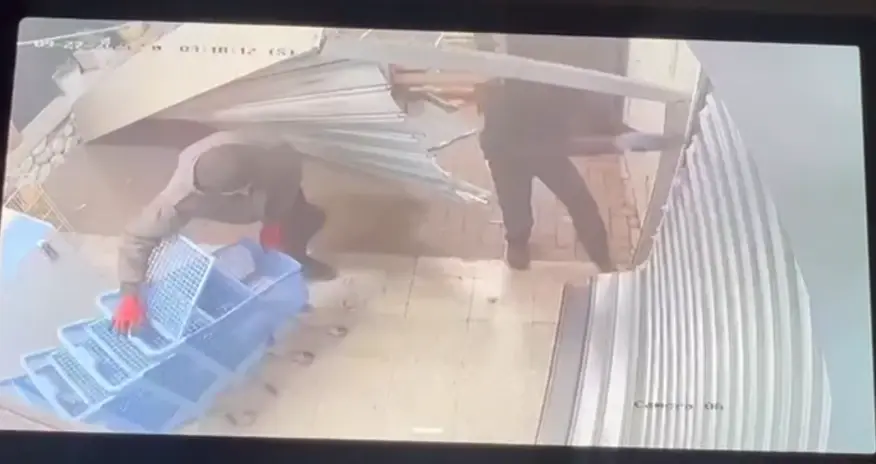 סוללות, מטענים ומחשבונים בשווי אלפי שקלים: השוד החריג בתל אביב
