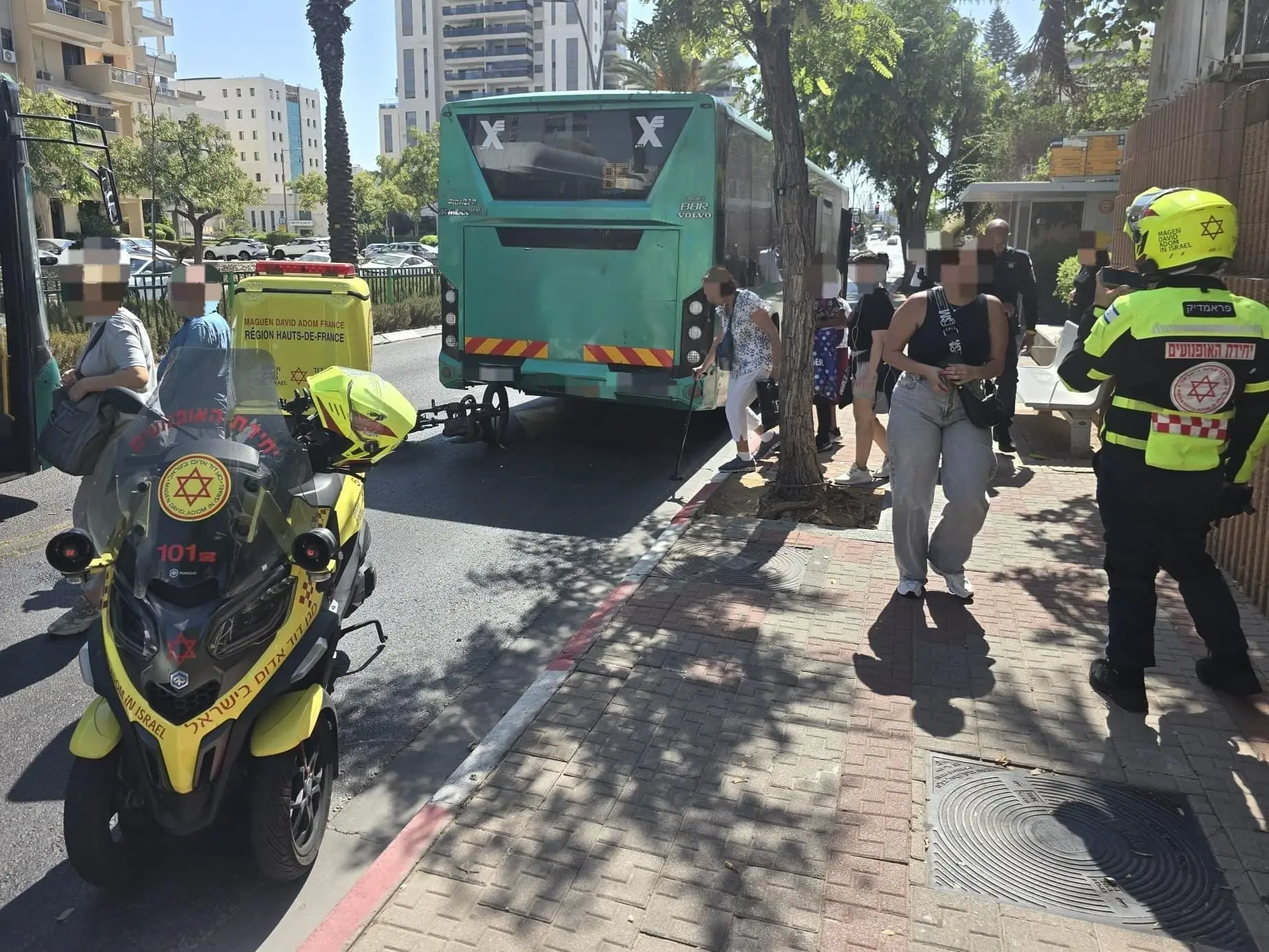 נער בן 15 נפצע באורח קשה לאחר פגיעת אוטובוס
