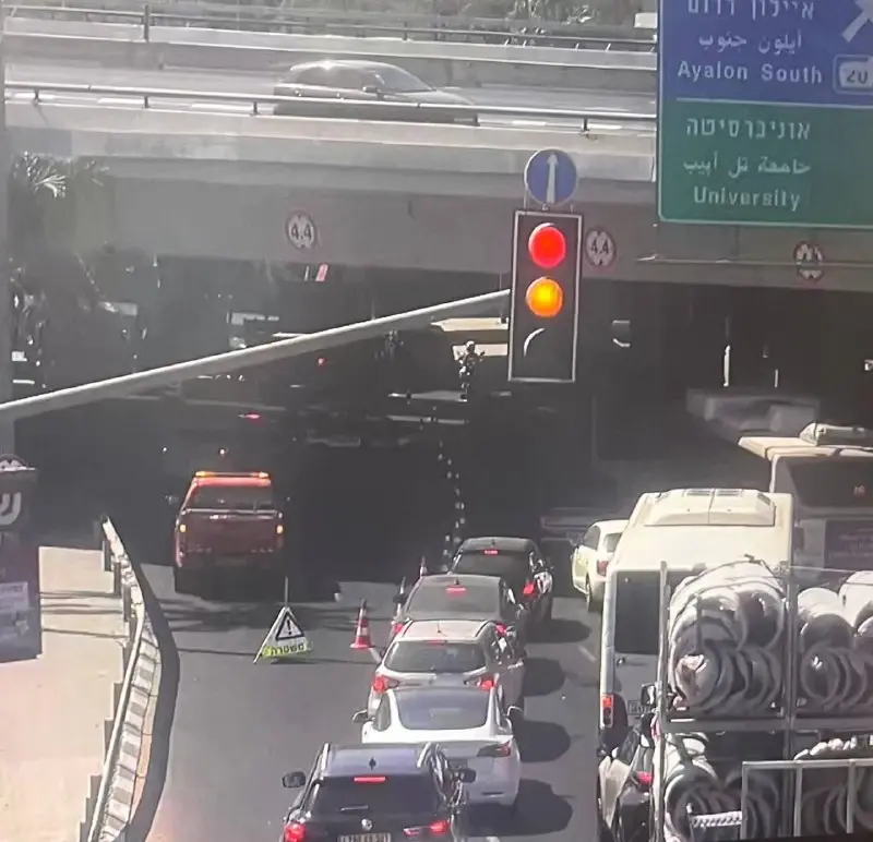 עומסים כבדים באזור רוקח בתל אביב עקב פגיעת משאית בגשר