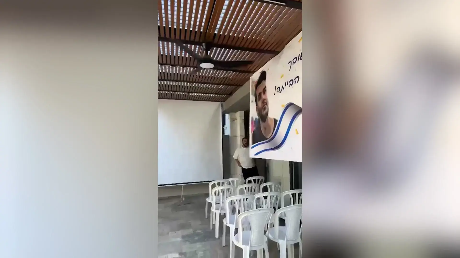 מזוודה ובה דגל ישראל, שלטים ברחבי העיר: משפחות החטופים מתכוננות לשובם | צפו