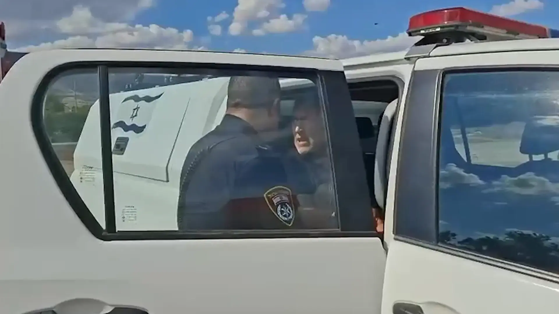 המדינה לבג״ץ: ההגבלה על פעילות “אחים לנשק” בבתי הספר - נקודתית, לא איסור גורף