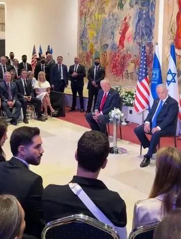 חתום בנשיקה: המחווה המשעשעת של שורד השבי לנשיא טראמפ