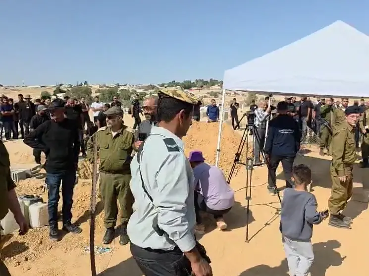 מאות אנשים הגיעו אל הלוויתו של רס"ם מחמד אלאטרש, שגופתו הוחזרה לישראל