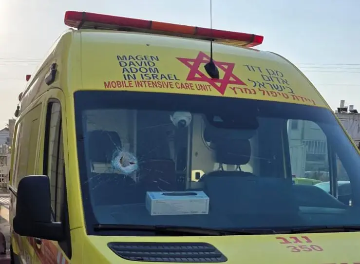 "אירוע חמור": אבן הושלכה על ניידת טיפול נמרץ של מד"א, פאראמדיק נפצע