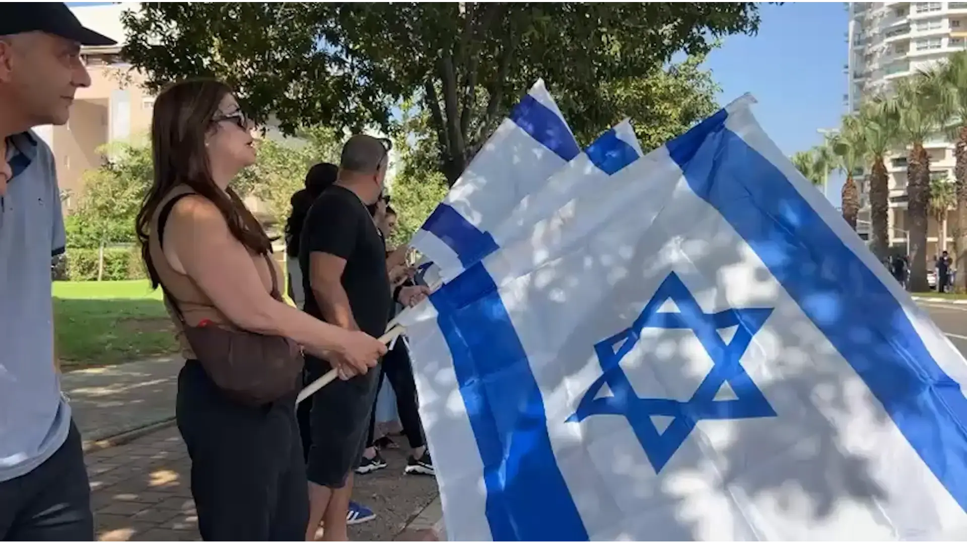 בלבוש ורוד: אלפים ליוו את החטופה החללה ענבר הימן בדרכה האחרונה