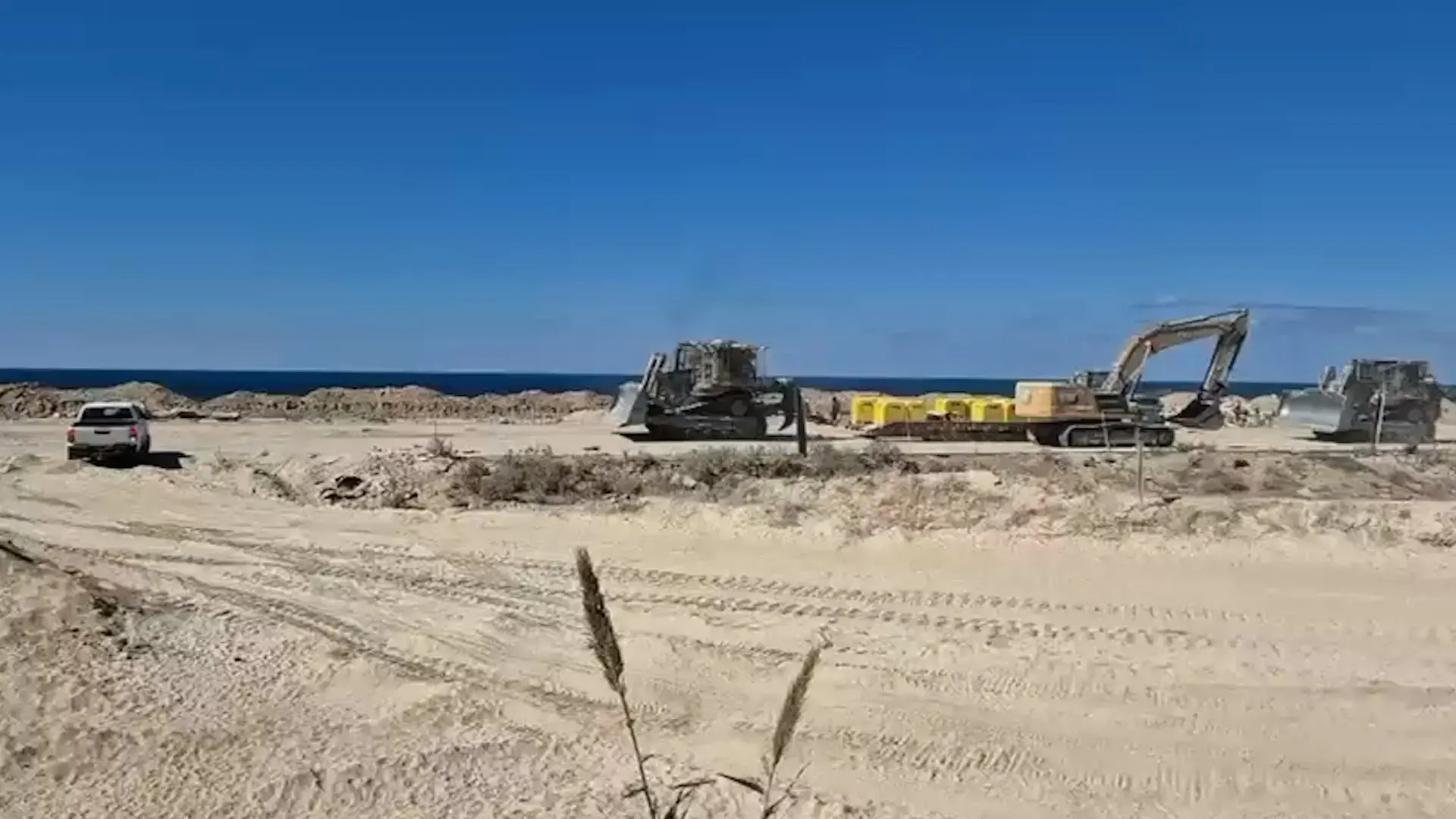 "חמאס בוחן את ערנות הלוחמים": חשודים גנבו צינורות ליד הקו הצהוב בעזה - והצליחו להימלט